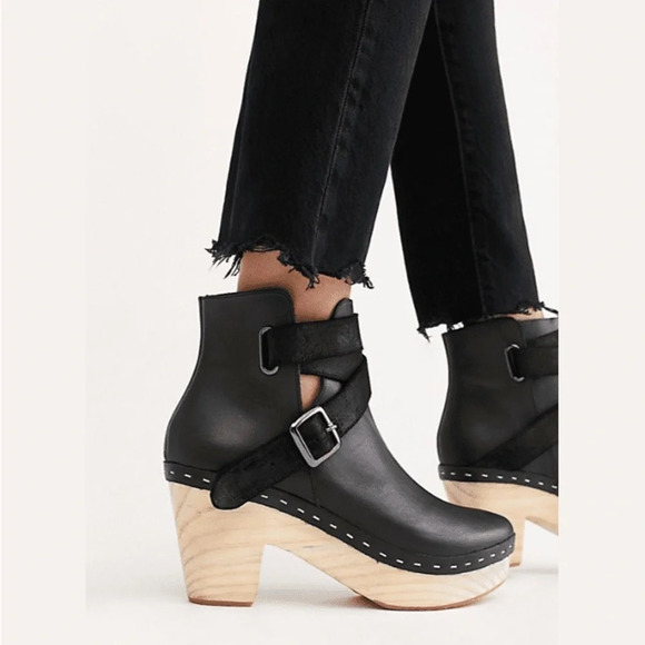 Free People black Bungalow Clog
Boot US 8.5 EUR 39 
Free People
$105 199.00 - Picture 1 of 14